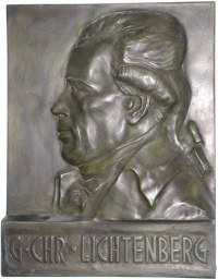 Bildnisrelief (Bronze), Konrad Jochheim (1942) - Lichtenberghörsaal, Neubau der 1. Physik, Tammanstr., Göttingen (Foto: Klaus Hübner)